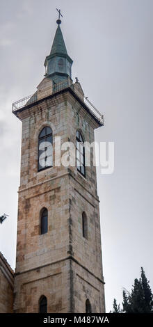 Suchen am Kirchturm mit bewölktem Himmel im Hintergrund Stockfoto
