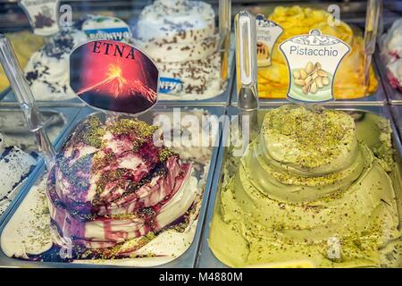 Vielzahl von leckeren Eis unter Einkaufen Fenster Stockfoto