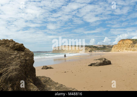 Einzelnen beach Runner an der Praia do Porto de Mos. Stockfoto