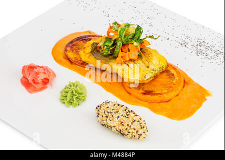 Kabeljau Filet in Tom Yam Sauce gebraten in Scheiben Stockfoto