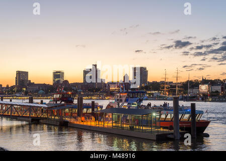 Nacht Bild der Skyline von Hamburg an der Elbe Stockfoto