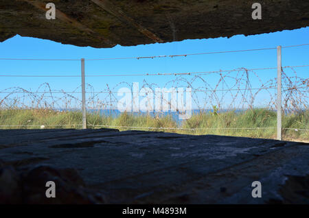 Mit Blick auf das Meer von der Innenseite der alten Welt Krieg 2 Klippe artilleriegeschützen Bunker oben Omaha Beach, Normandie, Frankreich - 17. Juli 2016. Keine Menschen. Stockfoto