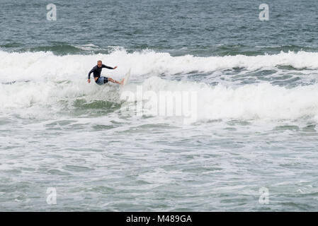 Surfer in Aktion am Brava Strand in Florianopolis Stockfoto