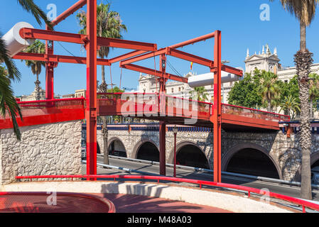 Fußgängerbrücke an der Passeig de Colom in Barcelona Stockfoto