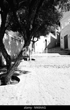 In den steilen Straßen in Arequipa Peru schwarz-weiß Stockfoto