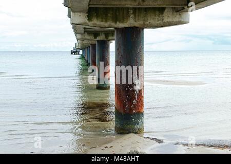 Unter dem Pier Schoenberger Strand Ostsee Deutschland Stockfoto