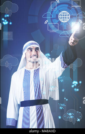 Mann, die Tasten in Cloud-computing-Konzept Stockfoto