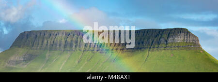 Regenbogen unter Benbulbin Berg, County Sligo, Irland. Stockfoto