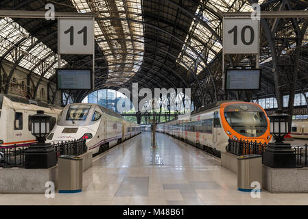 Die Züge auf der Plattform Estación de Francia in Barcelona Stockfoto