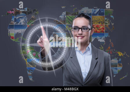 Frau, die virtuelle Taste mit Naturfotos Stockfoto