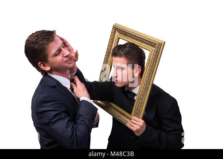 Zwei Zwillinge Geschäftsleute argumentierend mit einander isoliert auf weiss Stockfoto