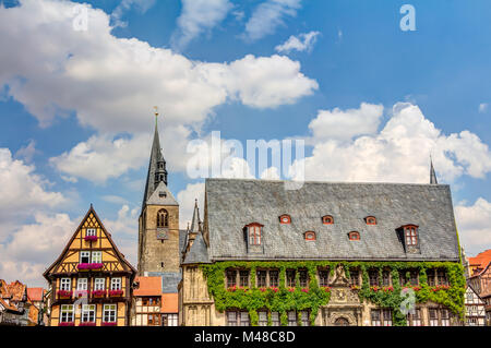 Fachwerkhäuser und Rathaus in Quedlinburg, Deutschland Stockfoto