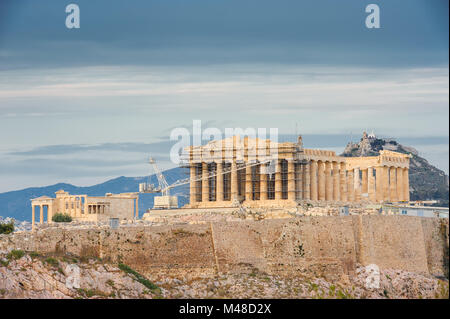 Akropolis in Strahlen des Sonnenuntergangs Stockfoto