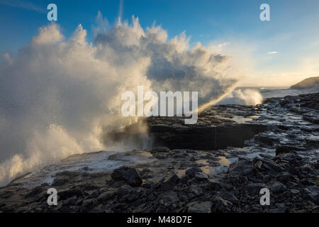 Wellen brechen am Strand von Easky, County Sligo, Irland. Stockfoto