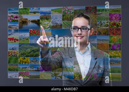 Geschäftsfrau, die virtuelle Taste auf Natur-collage Stockfoto