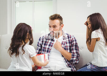 Überrascht, Vater Tochter mit Geschenk betrachten Stockfoto