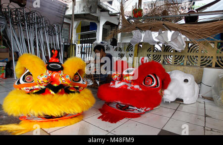 Bogor, Indonesien. 14 Feb, 2018. Ein Handwerker schafft die Barongsai (Lion) Kostüm Skelett aus Rattan im Haus der Industrie "Lili Barong" in Bogor, Indonesien. Die liong (Dragon) und Barongsai Tanz in das Chinesische Neue Jahr und Festival "Cap klicken Sie meh' wird als ein Symbol für Glück, weil die Stärke und die Tugend, die es hat. Eine Liong Tanz Kostüm kosten IDR 7 Millionen (US $ 514) und Barongsai Für IDR 5,5 Millionen (US $ 405) mit einer Dauer von 3 Wochen zu machen. Credit: Adriana Adinandra/Pacific Press/Alamy leben Nachrichten Stockfoto