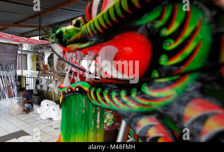 Bogor, Indonesien. 14 Feb, 2018. Ein Handwerker schafft die Barongsai (Lion) Kostüm Skelett aus Rattan im Haus der Industrie "Lili Barong" in Bogor, Indonesien. Die liong (Dragon) und Barongsai Tanz in das Chinesische Neue Jahr und Festival "Cap klicken Sie meh' wird als ein Symbol für Glück, weil die Stärke und die Tugend, die es hat. Eine Liong Tanz Kostüm kosten IDR 7 Millionen (US $ 514) und Barongsai Für IDR 5,5 Millionen (US $ 405) mit einer Dauer von 3 Wochen zu machen. Credit: Adriana Adinandra/Pacific Press/Alamy leben Nachrichten Stockfoto