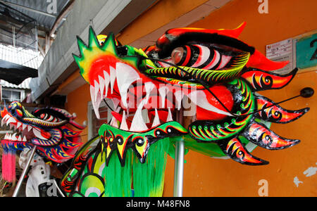 Bogor, Indonesien. 14 Feb, 2018. Ein Handwerker schafft die Barongsai (Lion) Kostüm Skelett aus Rattan im Haus der Industrie "Lili Barong" in Bogor, Indonesien. Die liong (Dragon) und Barongsai Tanz in das Chinesische Neue Jahr und Festival "Cap klicken Sie meh' wird als ein Symbol für Glück, weil die Stärke und die Tugend, die es hat. Eine Liong Tanz Kostüm kosten IDR 7 Millionen (US $ 514) und Barongsai Für IDR 5,5 Millionen (US $ 405) mit einer Dauer von 3 Wochen zu machen. Credit: Adriana Adinandra/Pacific Press/Alamy leben Nachrichten Stockfoto