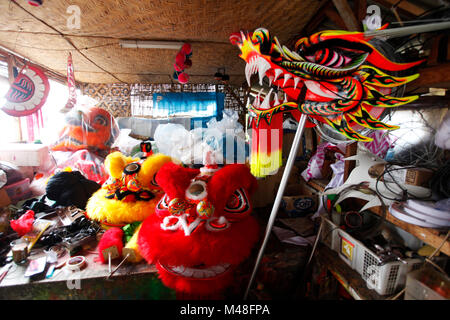 Bogor, Indonesien. 14 Feb, 2018. Ein Handwerker schafft die Barongsai (Lion) Kostüm Skelett aus Rattan im Haus der Industrie "Lili Barong" in Bogor, Indonesien. Die liong (Dragon) und Barongsai Tanz in das Chinesische Neue Jahr und Festival "Cap klicken Sie meh' wird als ein Symbol für Glück, weil die Stärke und die Tugend, die es hat. Eine Liong Tanz Kostüm kosten IDR 7 Millionen (US $ 514) und Barongsai Für IDR 5,5 Millionen (US $ 405) mit einer Dauer von 3 Wochen zu machen. Credit: Adriana Adinandra/Pacific Press/Alamy leben Nachrichten Stockfoto