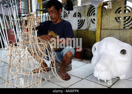 Bogor, Indonesien. 14 Feb, 2018. Ein Handwerker schafft die Barongsai (Lion) Kostüm Skelett aus Rattan im Haus der Industrie "Lili Barong" in Bogor, Indonesien. Die liong (Dragon) und Barongsai Tanz in das Chinesische Neue Jahr und Festival "Cap klicken Sie meh' wird als ein Symbol für Glück, weil die Stärke und die Tugend, die es hat. Eine Liong Tanz Kostüm kosten IDR 7 Millionen (US $ 514) und Barongsai Für IDR 5,5 Millionen (US $ 405) mit einer Dauer von 3 Wochen zu machen. Credit: Adriana Adinandra/Pacific Press/Alamy leben Nachrichten Stockfoto