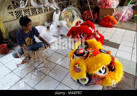 Bogor, Indonesien. 14 Feb, 2018. Ein Handwerker schafft die Barongsai (Lion) Kostüm Skelett aus Rattan im Haus der Industrie "Lili Barong" in Bogor, Indonesien. Die liong (Dragon) und Barongsai Tanz in das Chinesische Neue Jahr und Festival "Cap klicken Sie meh' wird als ein Symbol für Glück, weil die Stärke und die Tugend, die es hat. Eine Liong Tanz Kostüm kosten IDR 7 Millionen (US $ 514) und Barongsai Für IDR 5,5 Millionen (US $ 405) mit einer Dauer von 3 Wochen zu machen. Credit: Adriana Adinandra/Pacific Press/Alamy leben Nachrichten Stockfoto