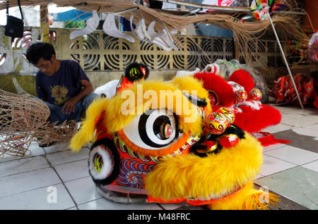 Bogor, Indonesien. 14 Feb, 2018. Ein Handwerker schafft die Barongsai (Lion) Kostüm Skelett aus Rattan im Haus der Industrie "Lili Barong" in Bogor, Indonesien. Die liong (Dragon) und Barongsai Tanz in das Chinesische Neue Jahr und Festival "Cap klicken Sie meh' wird als ein Symbol für Glück, weil die Stärke und die Tugend, die es hat. Eine Liong Tanz Kostüm kosten IDR 7 Millionen (US $ 514) und Barongsai Für IDR 5,5 Millionen (US $ 405) mit einer Dauer von 3 Wochen zu machen. Credit: Adriana Adinandra/Pacific Press/Alamy leben Nachrichten Stockfoto