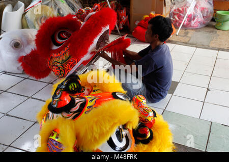 Bogor, Indonesien. 14 Feb, 2018. Ein Handwerker schafft die Barongsai (Lion) Kostüm Skelett aus Rattan im Haus der Industrie "Lili Barong" in Bogor, Indonesien. Die liong (Dragon) und Barongsai Tanz in das Chinesische Neue Jahr und Festival "Cap klicken Sie meh' wird als ein Symbol für Glück, weil die Stärke und die Tugend, die es hat. Eine Liong Tanz Kostüm kosten IDR 7 Millionen (US $ 514) und Barongsai Für IDR 5,5 Millionen (US $ 405) mit einer Dauer von 3 Wochen zu machen. Credit: Adriana Adinandra/Pacific Press/Alamy leben Nachrichten Stockfoto