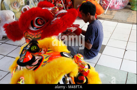 Bogor, Indonesien. 14 Feb, 2018. Ein Handwerker schafft die Barongsai (Lion) Kostüm Skelett aus Rattan im Haus der Industrie "Lili Barong" in Bogor, Indonesien. Die liong (Dragon) und Barongsai Tanz in das Chinesische Neue Jahr und Festival "Cap klicken Sie meh' wird als ein Symbol für Glück, weil die Stärke und die Tugend, die es hat. Eine Liong Tanz Kostüm kosten IDR 7 Millionen (US $ 514) und Barongsai Für IDR 5,5 Millionen (US $ 405) mit einer Dauer von 3 Wochen zu machen. Credit: Adriana Adinandra/Pacific Press/Alamy leben Nachrichten Stockfoto