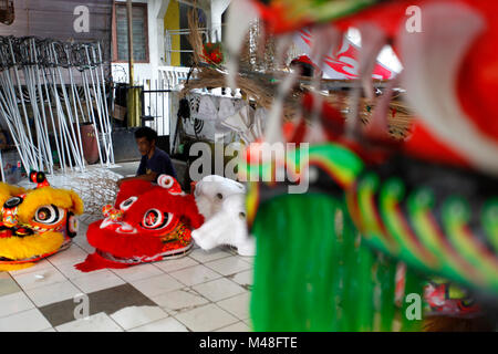 Bogor, Indonesien. 14 Feb, 2018. Ein Handwerker schafft die Barongsai (Lion) Kostüm Skelett aus Rattan im Haus der Industrie "Lili Barong" in Bogor, Indonesien. Die liong (Dragon) und Barongsai Tanz in das Chinesische Neue Jahr und Festival "Cap klicken Sie meh' wird als ein Symbol für Glück, weil die Stärke und die Tugend, die es hat. Eine Liong Tanz Kostüm kosten IDR 7 Millionen (US $ 514) und Barongsai Für IDR 5,5 Millionen (US $ 405) mit einer Dauer von 3 Wochen zu machen. Credit: Adriana Adinandra/Pacific Press/Alamy leben Nachrichten Stockfoto