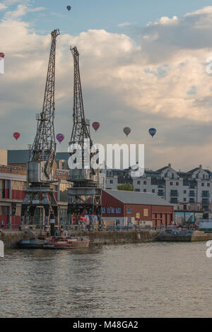 Luftballons schweben über den Hafen von Bristol Stockfoto