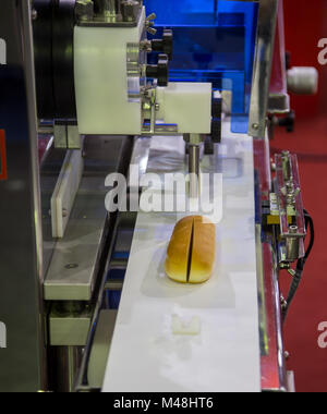 Automatische Brot/Toast/Brötchen schneiden und Füllmaschine Stockfoto
