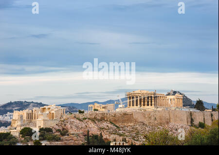 Akropolis in Strahlen des Sonnenuntergangs Stockfoto