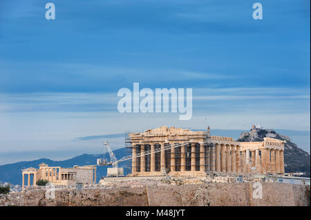 Akropolis in Strahlen des Sonnenuntergangs Stockfoto