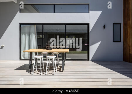 Sonnige unterhaltsam Deck mit 3 Schiebetüren aus Glas Stockfoto