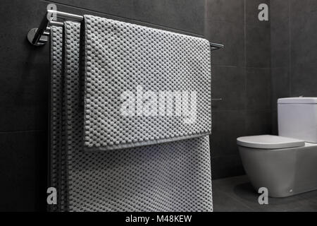 In der Nähe der luxuriösen Badezimmer Handtücher in einem monochromen Ensuite Stockfoto