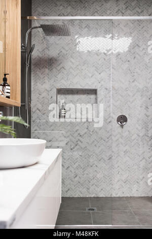 Marmor Mosaik Fischgrat geflieste Dusche Wand in einem modernen Bad