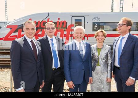 Deutsche Bahn: Gruppenfoto anlässlich 25 Jahre ICE in Deutschland Stockfoto