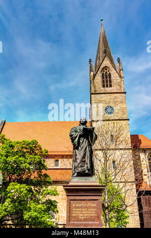 Martin Luther Denkmal in der Kaufmannskirche in Erfurt. Stockfoto