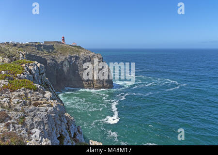 Der Leuchtturm auf den Klippen von Cabo de Sao Vicente Stockfoto