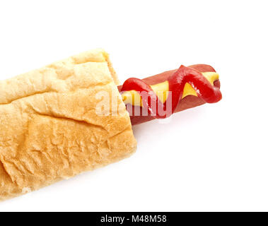 Französische Hot Dog mit grossen Wurst- und Soßen auf weißem Hintergrund Stockfoto