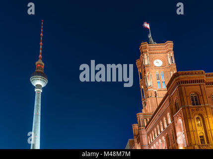 Rathaus und Fernsehturm in Berlin bei Nacht Stockfoto