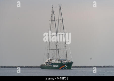 Manila, Philippinen. 14 Feb, 2018. Die Besatzung und die freiwilligen Helfer der Rainbow Warrior war mit einem willkommen geheißen, wie sie Manila für Klimagerechtigkeit zu rufen und den Schutz der Umwelt. Als Teil der asiatischen Tour, das Greenpeace Schiff wird auch Dock auf der Visayan Insel Guimaras, und die Stadt von Tacloban vor der überschrift nach Indonesien, Singapur, Malaysia und Thailand. Credit: J Gerard Seguia/Pacific Press/Alamy leben Nachrichten Stockfoto