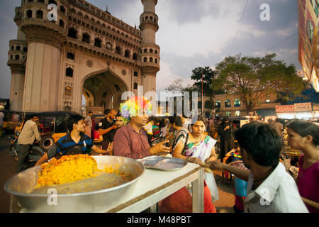 Menschen Obst verkaufen, Fruchtsäften und anderen Sache in Charminar, Hyderabad. Stockfoto