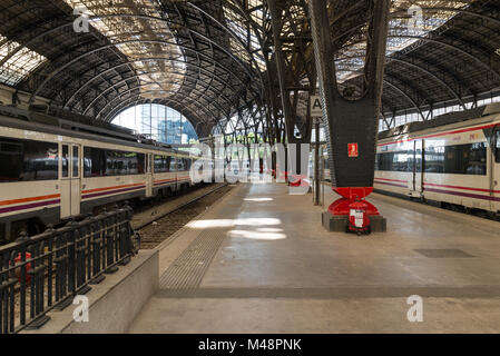 Die Züge auf der Plattform Estación de Francia in Barcelona Stockfoto