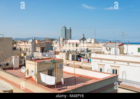 Blick über die Dächer von Häusern im Stadtteil Barceloneta Barcelona Stockfoto