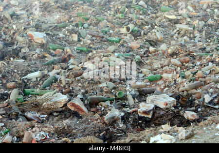 Großen Müllhalde Abfall mit zerbrochenen Flaschen Stockfoto