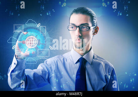 Mann, die Tasten in Cloud-computing-Konzept Stockfoto