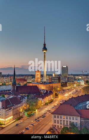 Der berühmte Fernsehturm in Berlin bei Nacht Stockfoto