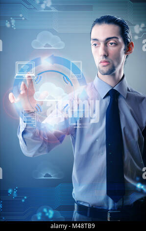 Mann, die Tasten in Cloud-computing-Konzept Stockfoto